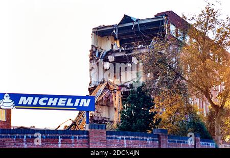 L'usine de pneus Michelin de Stoke-on-Trent est démolie en 2003 Banque D'Images