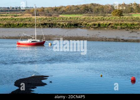 Yacht solitaire à marée basse dans Hullbridge sur la rivière Crouch Banque D'Images