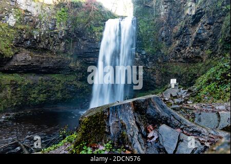 Vue d'hiver sur les chutes d'Henrhyd près de Coelbren, la plus haute cascade du sud du pays de Galles, au Royaume-Uni Banque D'Images