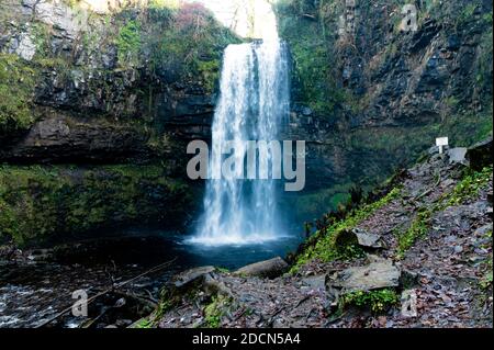 Vue d'hiver sur les chutes d'Henrhyd près de Coelbren, la plus haute cascade du sud du pays de Galles, au Royaume-Uni Banque D'Images