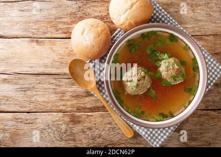 De savoureux boulettes de foie ajoutées au bouillon font une délicieuse soupe allemande authentique dans une assiette sur la table. Vue horizontale du dessus Banque D'Images