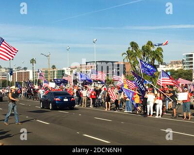 Les gens et les drapeaux d'un rassemblement de Trump dans le centre de San Diego qui a eu lieu après les élections de 2020 a été appelé Pour Joe Biden Banque D'Images