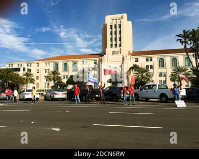 Les gens et les drapeaux d'un rassemblement de Trump dans le centre de San Diego qui a eu lieu après les élections de 2020 a été appelé Pour Joe Biden Banque D'Images