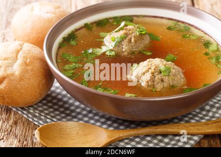 De savoureux boulettes de foie ajoutées au bouillon font une délicieuse soupe allemande authentique dans une assiette sur la table. Horizontale Banque D'Images