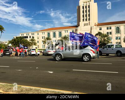 Les gens et les drapeaux d'un rassemblement de Trump dans le centre de San Diego qui a eu lieu après les élections de 2020 a été appelé Pour Joe Biden Banque D'Images