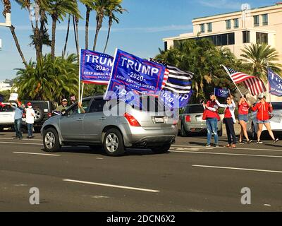 Les gens et les drapeaux d'un rassemblement de Trump dans le centre de San Diego qui a eu lieu après les élections de 2020 a été appelé Pour Joe Biden Banque D'Images