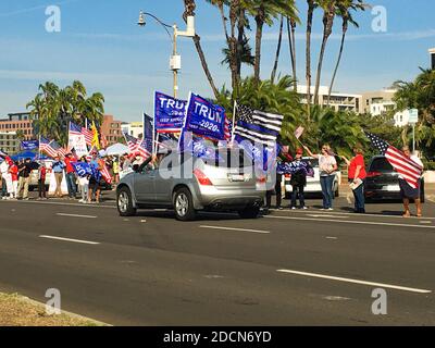 Les gens et les drapeaux d'un rassemblement de Trump dans le centre de San Diego qui a eu lieu après les élections de 2020 a été appelé Pour Joe Biden Banque D'Images