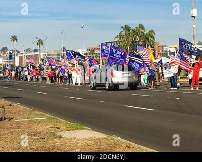 Les gens et les drapeaux d'un rassemblement de Trump dans le centre de San Diego qui a eu lieu après les élections de 2020 a été appelé Pour Joe Biden Banque D'Images