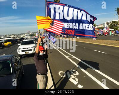 Les gens et les drapeaux d'un rassemblement de Trump dans le centre de San Diego qui a eu lieu après les élections de 2020 a été appelé Pour Joe Biden Banque D'Images