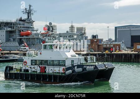 Portsmouth, Royaume-Uni - 8 septembre 2020 : le passager SD Netlet se dirigeant du quai pour prendre des passagers de l'un des shi de la Royal Navy Banque D'Images