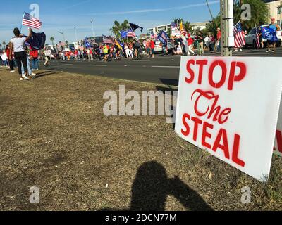 Les gens et les drapeaux d'un rassemblement de Trump dans le centre de San Diego qui a eu lieu après les élections de 2020 a été appelé Pour Joe Biden Banque D'Images