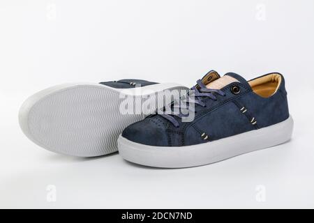 Chaussures confortables en cuir bleu marine pour hommes isolées sur fond blanc Banque D'Images