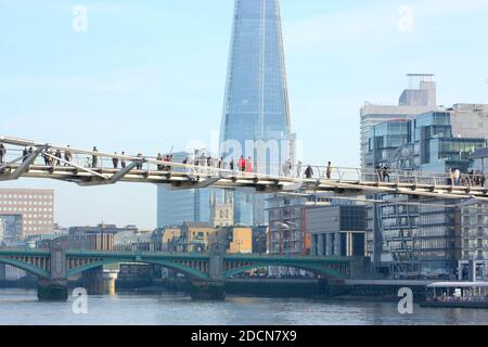 Vue sur le Millennium Bridge depuis la rive nord de la Tamise, Londres Banque D'Images