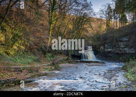 Image HDR de West Burton Falls, également connue sous le nom de Cauldron Falls, dans le village de West Burton, Bishopdale, Yorkshire, Angleterre. Banque D'Images