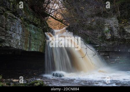 Image HDR de West Burton Falls, également connue sous le nom de Cauldron Falls, dans le village de West Burton, Bishopdale, Yorkshire, Angleterre. Banque D'Images