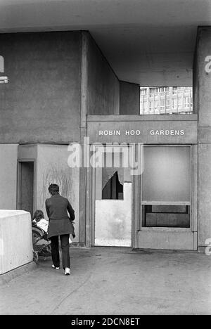 Royaume-Uni, Londres, Docklands, Poplar, Robin Hood Lane. Robin Hood Gardens était un domaine résidentiel à Poplar (au-dessus de l'île). Construit en 1972. Cette photo a été prise au début de 1974. Banque D'Images