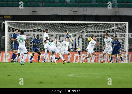 Vérone, Italie. 22 novembre 2020. Le mur de Sassuolo pendant Hellas Verona vs Sassuolo Calcio, football italien série A match à Vérone, Italie, novembre 22 2020 crédit: Agence de photo indépendante/Alamy Live News Banque D'Images