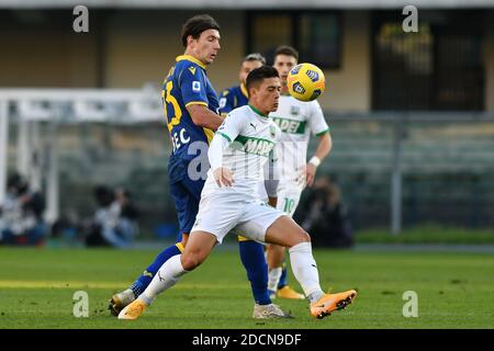 Vérone, Italie. 22 novembre 2020. Vérone, Italie, Marcantonio Bentegodi Stadium, 22 novembre 2020, Giangiacomo Magnani (Vérone) et Jeremy Toljan (Sassuolo) pendant Hellas Verona vs Sassuolo Calcio - football italien série A Match - Credit: LM/Alessio Tarpini Credit: Alessio Tarpini/LPS/ZUMA Wire/Alay Live News Banque D'Images