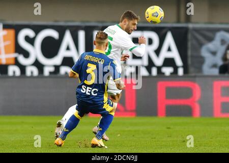 Vérone, Italie. 22 novembre 2020. Vérone, Italie, Marcantonio Bentegodi Stadium, 22 novembre 2020, Domenico Berardi (Sassuolo) et Federico Di Marco (Vérone) pendant Hellas Verona vs Sassuolo Calcio - football italien série A Match - Credit: LM/Alessio Tarpini Credit: Alessio Tarpini/LPS/ZUMA Wire/Alay Live News Banque D'Images