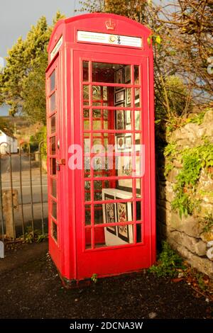 2020 novembre - le vieux téléphone rouge utilisait une installation d'exposition d'art dans le village Somerset de Cheddar. Banque D'Images