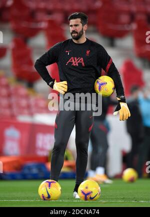 Alisson, gardien de but de Liverpool, s'échauffe avant le match de la Premier League à Anfield, Liverpool. Banque D'Images