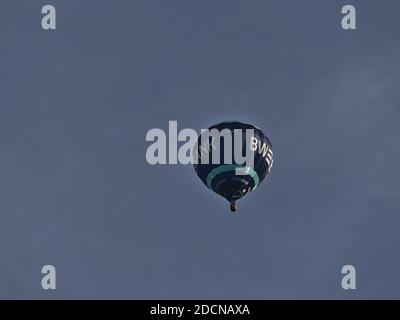 Vue sur une montgolfière bleue et turquoise, marquée par la banque allemande publique Landesbank Baden-Württemberg (LBBW, BW Bank). Banque D'Images