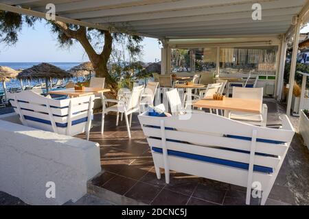 Santorini, Grèce - 16 septembre 2020 : café-bar à la plage de sable noir de Perissa sur Santorini. Cyclades, Grèce Banque D'Images