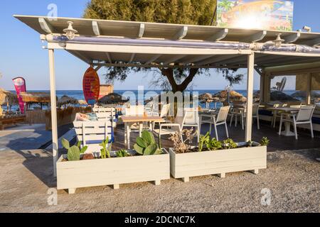 Santorini, Grèce - 16 septembre 2020 : café-bar à la plage de sable noir de Perissa sur Santorini. Cyclades, Grèce Banque D'Images