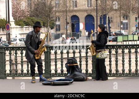 Bus saxophoniste à Paris, France en 2006 Banque D'Images