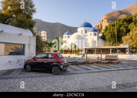 Santorini, Grèce - 16 septembre 2020 : vue sur la rue dans le village de Perissa sur Santorini. Cyclades, Grèce Banque D'Images