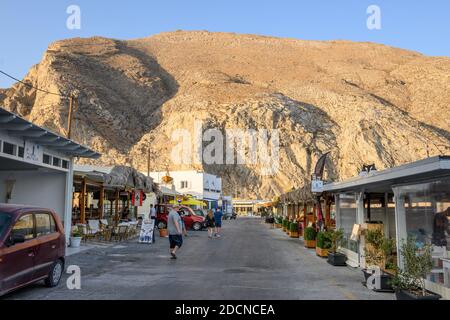 Santorini, Grèce - 16 septembre 2020 : vue sur la rue dans le village de Perissa sur Santorini. Cyclades, Grèce Banque D'Images