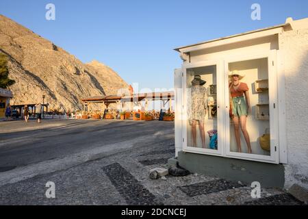 Santorini, Grèce - 16 septembre 2020 : vue sur la rue dans le village de Perissa sur Santorini. Cyclades, Grèce Banque D'Images