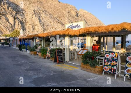 Santorini, Grèce - 16 septembre 2020 : restaurant en bord de mer dans le village de Perissa sur Santorini. Cyclades, Grèce Banque D'Images