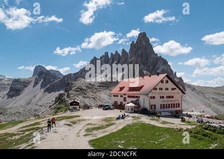 La célèbre cabane de montagne antonio locatelli en face des montagnes de votre cime et Monte Paterno. Banque D'Images