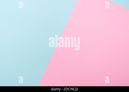Composition avec papier deux couleurs bleu et rose, tons pastel, disposition avec espace pour le texte Banque D'Images