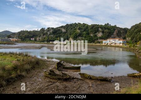 Vue sur l'estuaire de la Sella Asturies à marée basse avec épaves de bateaux de la vieille rangée Banque D'Images