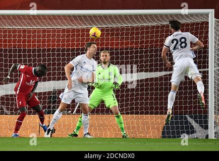 Jonny Evans, de Leicester City, marque son propre but, le premier du match de Liverpool, lors du match de la Premier League à Anfield, Liverpool. Banque D'Images