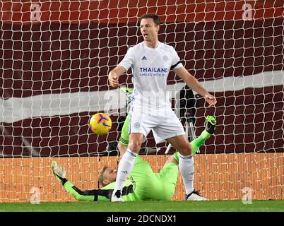 Jonny Evans, de Leicester City, marque son propre but, le premier du match de Liverpool, lors du match de la Premier League à Anfield, Liverpool. Banque D'Images