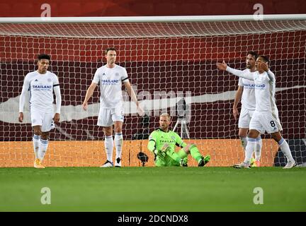 Jonny Evans, de Leicester City, marque son propre but, le premier du match de Liverpool, lors du match de la Premier League à Anfield, Liverpool. Banque D'Images