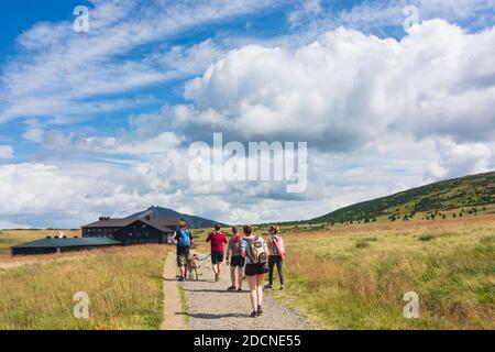 PEC pod Snezkou (Petzer) : cabane de montagne Lucni bouda (Wiesenbaude), vue sur la montagne Snezka ou Sniezka (Schneekoppe) à Krkonose (montagnes géantes, Riese Banque D'Images