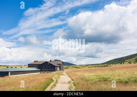 PEC pod Snezkou (Petzer) : cabane de montagne Lucni bouda (Wiesenbaude), vue sur la montagne Snezka ou Sniezka (Schneekoppe) à Krkonose (montagnes géantes, Riese Banque D'Images