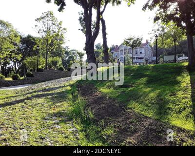 Vue depuis le parc Emirgan Grove et la maison jaune en été. Banque D'Images