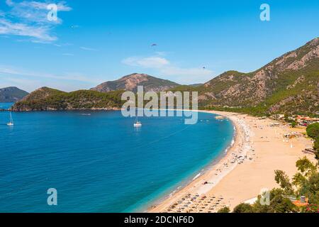 Vue panoramique sur la plage d'Oludeniz et le lagon bleu en Turquie. Destination de voyage vacances d'été. Meilleure plage de Turquie Banque D'Images