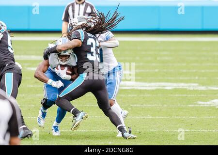 Charlotte, Caroline du Nord, États-Unis. 22 novembre 2020. Detroit Lions en course de retour Adrian Peterson (28) conduit à Carolina Panthers Free Safety Tre Boston (33) dans le match NFL à Bank of America Stadium à Charlotte, en Caroline du Nord. (Scott Kinser/Cal Sport Media). Crédit : csm/Alay Live News Banque D'Images