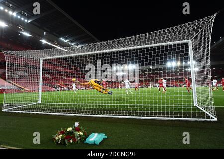 Le gardien de but de Liverpool, Alisson, plonge pour sauver une balle devant la couronne du mémorial Ray Clemence lors du match de la Premier League à Anfield, Liverpool. Banque D'Images