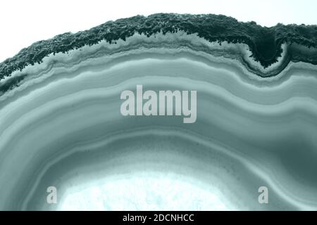 Arrière-plan abstrait, section minérale agate de couleur verte, couleur de l'année 2021 : vert Tidewater Banque D'Images