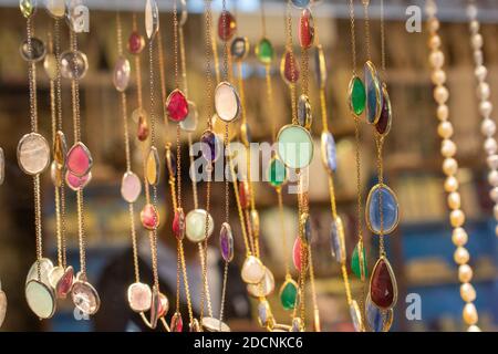 collier fait main. Chaîne de perles de différentes couleurs. Colliers en perles colorées. Banque D'Images