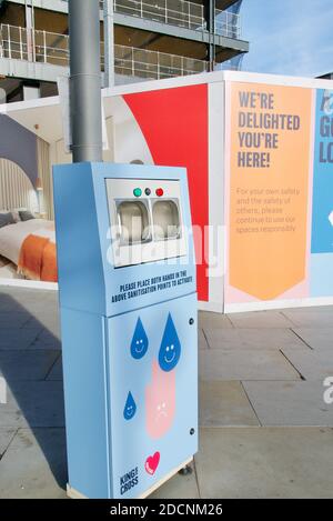 Évier public de désinfection des mains dans le développement de Kings Cross encourageant le lavage régulier des mains pour prévenir la propagation du covid19 pendant la pandémie. Banque D'Images