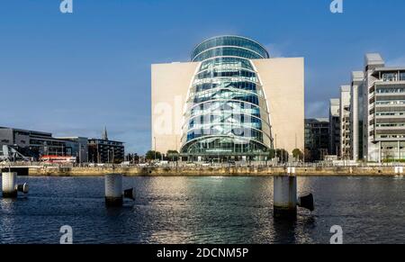 Le centre de congrès de Dublin, Irlande, situé sur Spencer Docks surplombant la rivière Liffey, Banque D'Images