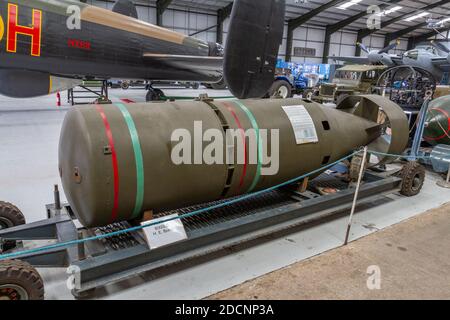 Une bombe de 8 000 lb de grande capacité, Lincolnshire Aviation Heritage Museum, East Kirkby, Spilsby, Lincs, Royaume-Uni. Banque D'Images